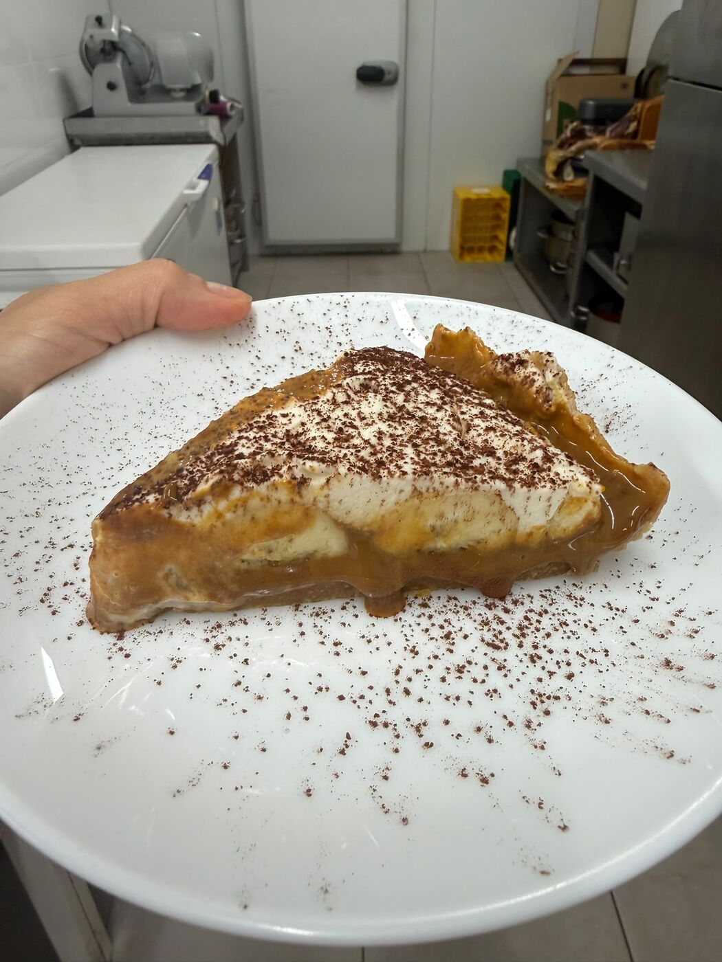 Porción de banoffee con toffee, plátano, nata y cacao