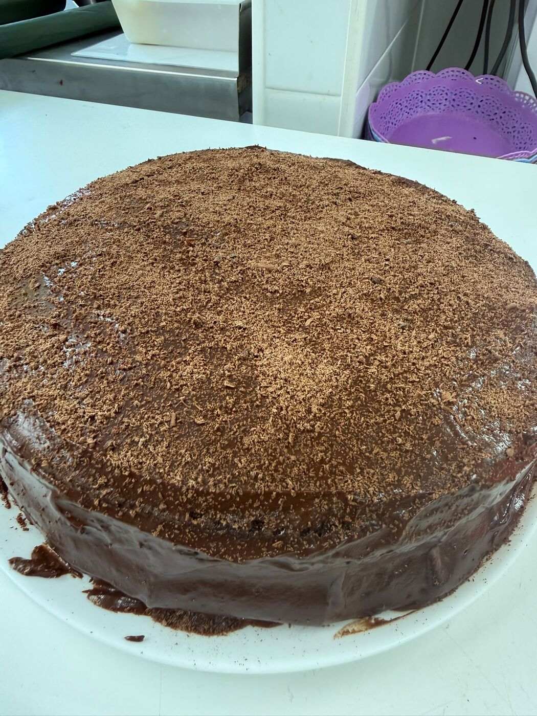 Tarta de chocolate con ganache y virutas de chocolate